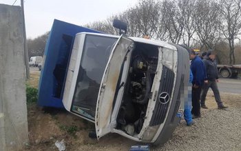 Accident! Camionetă răsturnată după ciocnirea …