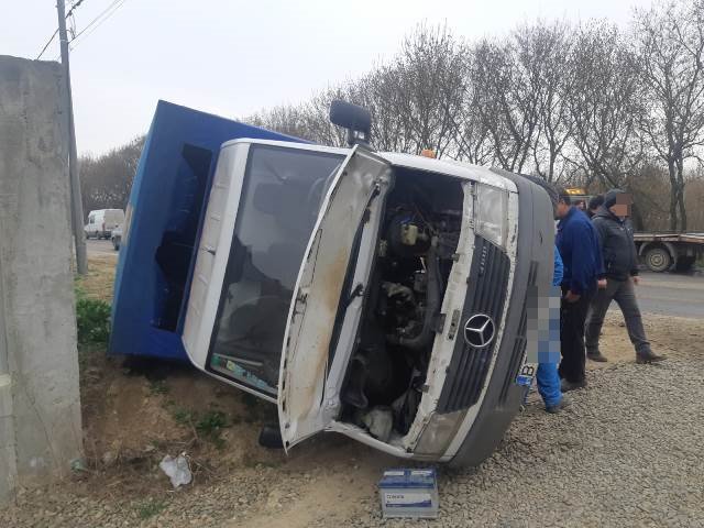 Accident! Camionetă răsturnată după ciocnirea cu un BMW la ieșirea din Botoșani