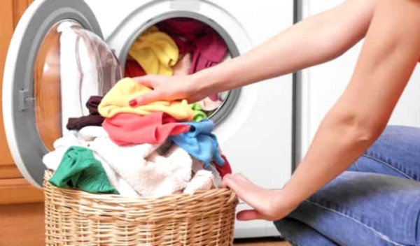 Cum spălăm hainele pentru a fi siguri că nu rămân particule de virus în ele