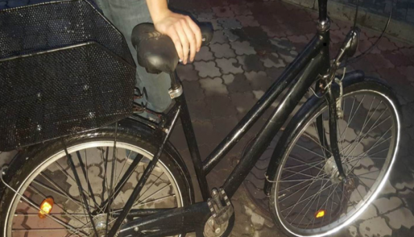 Hoți de biciclete prinși în miez de noapte cu prada asupra lor