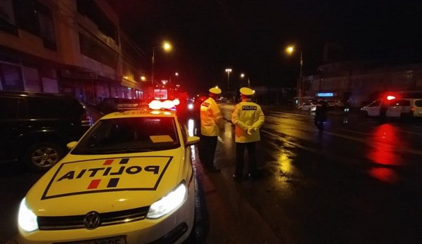 Controale pe străzi, luni seară în județul Botoșani. Polițiștii au verificat dacă trecătorii au un motiv întemeiat să fie pe stradă între 22:00 și 06:00