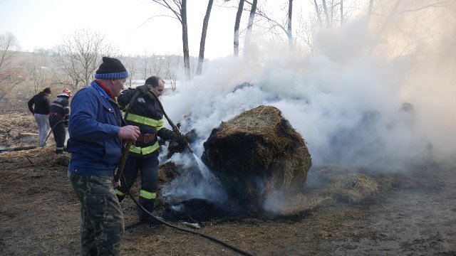 Incendiu la Hudești! Pompierii din Darabani au intervenit pentru stingere - FOTO