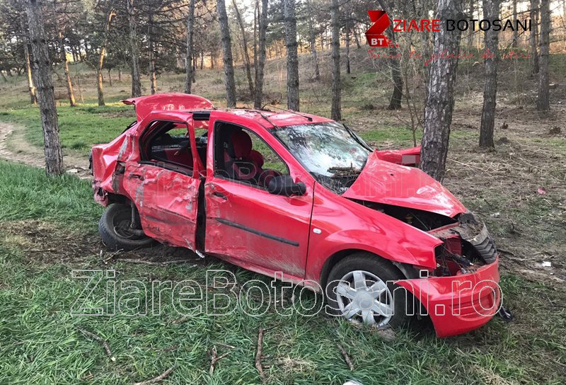 Accident grav la intrarea în Dorohoi. Polițist rămas încarcerat după ce a intrat cu mașina într-un copac - FOTO