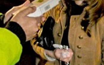 Şoferiţa beată trasă pe dreapta. …