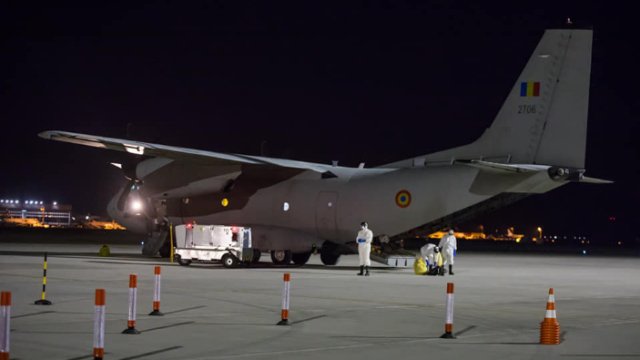 O aeronavă militară a adus materiale sanitare din Turcia. O sută de mii de măști FFP2 și FFP3 au ajuns în România