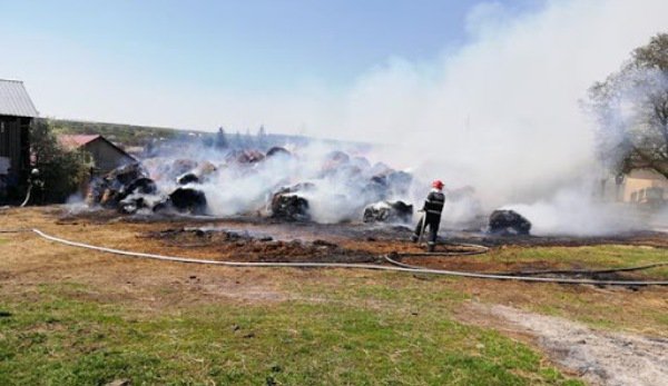 Igienizarea terenurilor prin arderea resturilor de vegetație uscată continuă să genereze incendii la Botoşani