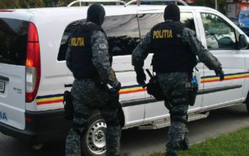 Opt percheziţii domiciliare pe raza …