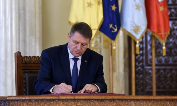Klaus Iohannis a semnat legea! Ce salarii vor crește de luna viitoare
