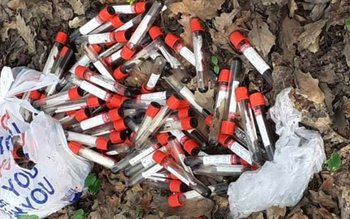 Scene șocante! Zeci de fiole …