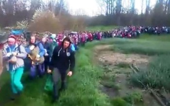 Mii de români, înghesuiţi, aşteaptă …