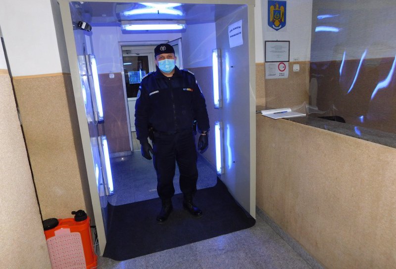 Tunel de decontaminare instalat la intrarea în sediul IJJ Botoșani