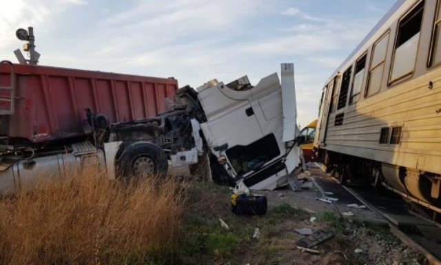 Trenul Dorohoi-Iași a izbit un camion la Lețcani. Șoferul cu câteva zgârieturi – VIDEO / FOTO