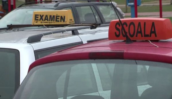 Examenele pentru obţinerea permisului de conducere au fost suspendate încă 30 de zile