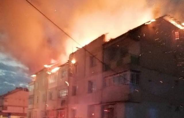 Incendiu puternic la Bucecea! Acoperișul unui bloc a fost cuprins de flăcări - FOTO