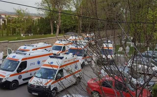 Imagini cât o mie de cuvinte! Opt ambulanțe cu pacienți la Secția de Infecțioase Botoșani - FOTO