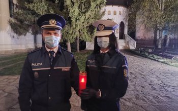 Lumina Sfântă dusă de polițiștii …