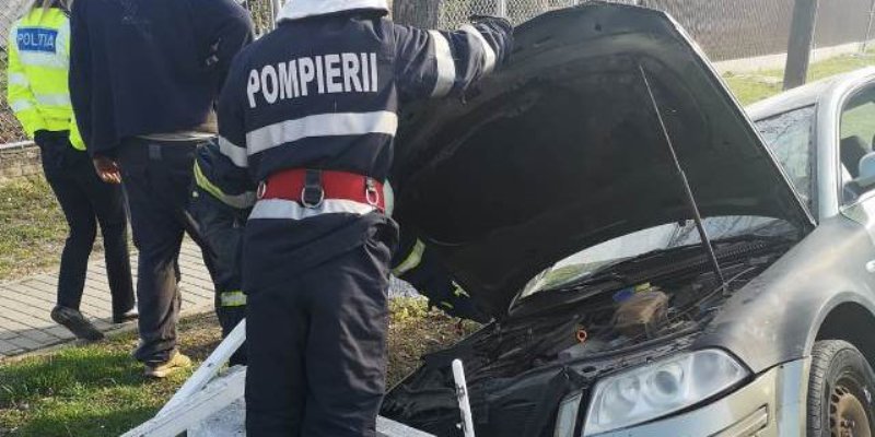 Accident la Flămânzi! O mașină a intrat într-un cap de pod