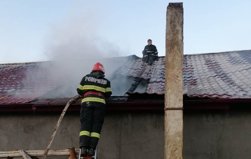 Casă cuprinsă de flăcări la Flămânzi - FOTO