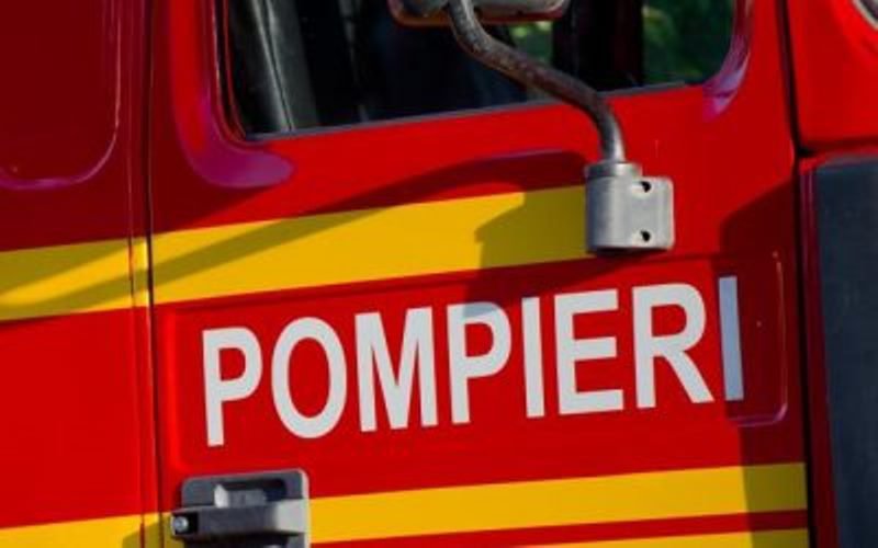 Trei pompieri confirmați pozitiv cu COVID-19. Aceștia sunt internați în spital