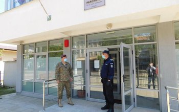 Militarii au preluat paza și …