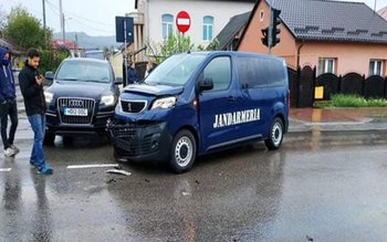 Dubă a Jandarmeriei, implicată într-un …