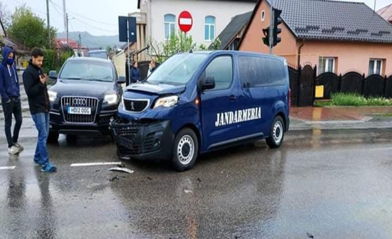 Dubă a Jandarmeriei, implicată într-un accident rutier
