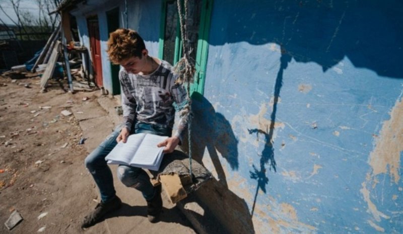 Povestea copilului din Botoșani care învață la lumânare și vrea să devină medic