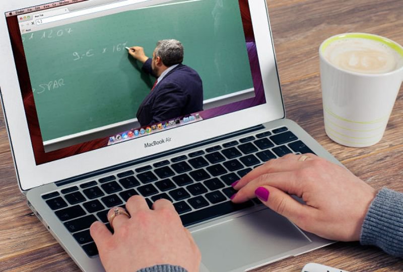 IȘJ Botoșani invită elevii, părinţii şi cadrele didactice să îşi exprime opinia privind activitățile de învățare on-line