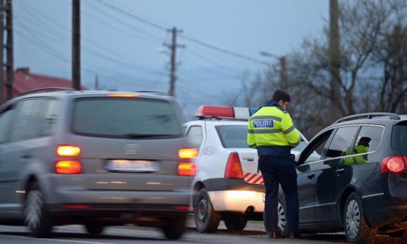 Preot în sutană prins beat la volan cu o alcoolemie uriașă. Ce le-a spus polițiștilor