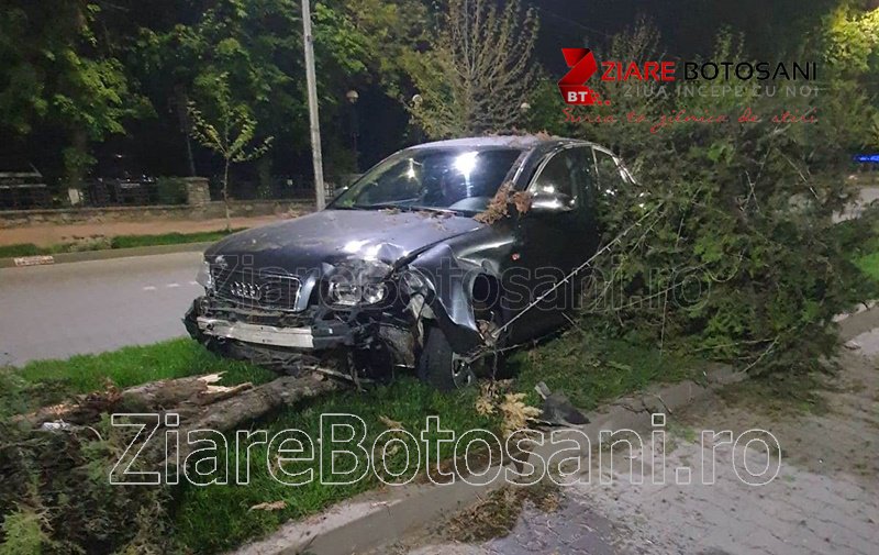 ACCIDENT la Dorohoi! Un viteaz de 20 de ani s-a urcat la volan mort de beat și s-a oprit într-un copac - FOTO