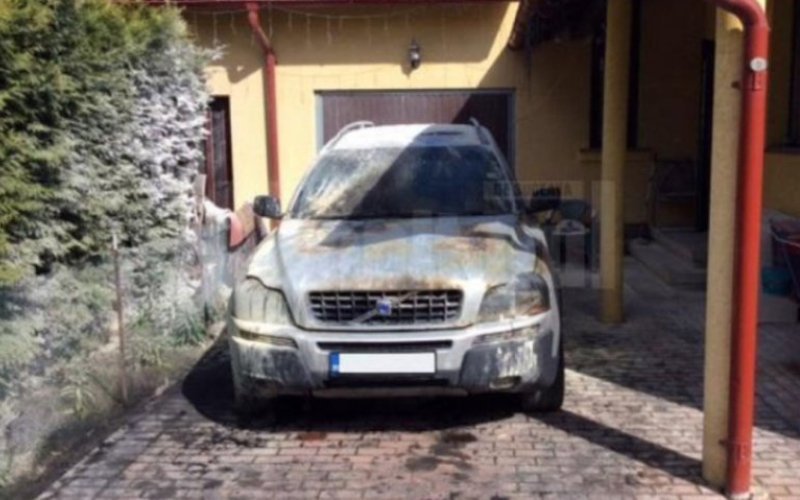 Acțiune de tip mafiot. Mașina unui polițist de frontieră a fost incendiată în toiul nopții