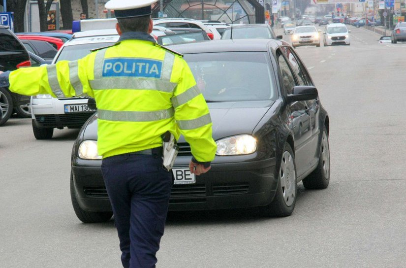 Surpriză! Ce au descoperit poliţiştii din Botoșani, când au oprit un șofer care vorbea la telefon?