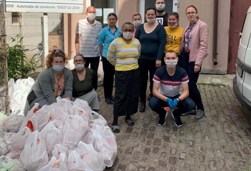 Voluntarii Frăției Ortodoxe din Botoșani au distribuit 60 de pachete alimentare pentru pensionarii cu probleme financiare - FOTO