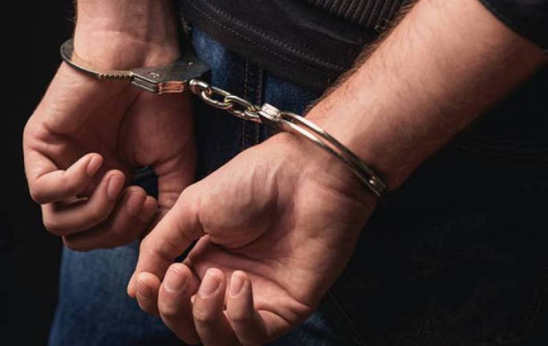 Doi tineri din Botoșani reținuți după ce au bătut un consătean în plină stradă, i-au furat și telefonul