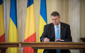 Decrete semnate pe bandă rulantă …