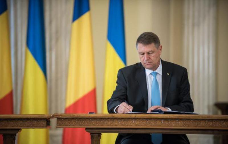 Decrete semnate pe bandă rulantă de președintele Iohannis