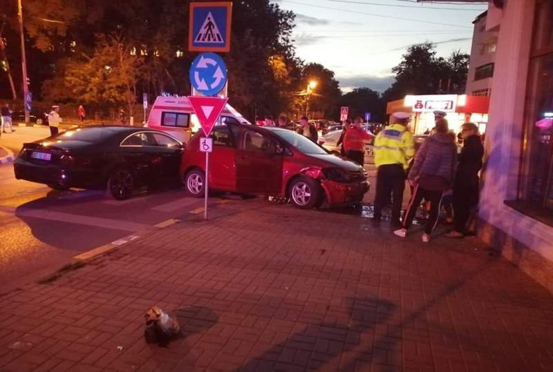 Accident la Botoșani! Trei mașini s-au ciocnit în sensul giratoriu de lângă Maternitate