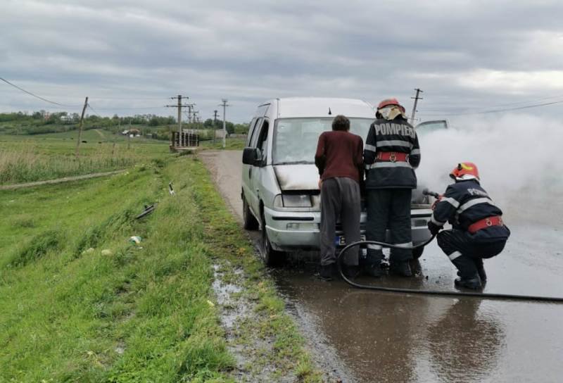 Autoutilitară distrusă parțial într-un incendiu la Săveni - FOTO