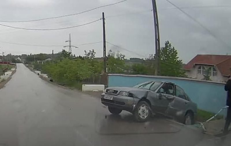 Încă un accident la Botoșani! Un șofer grăbit a intrat cu mașina într-un cap de pod