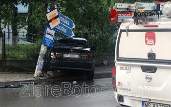 Stâlp rupt de o mașină …
