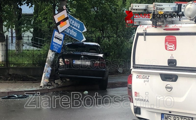Stâlp rupt de o mașină scăpată de sub control la Botoșani