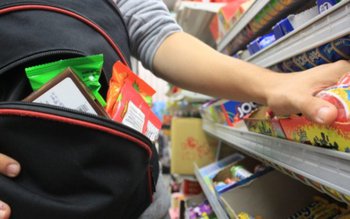 TUPEU! Femeie prinsă la furat …