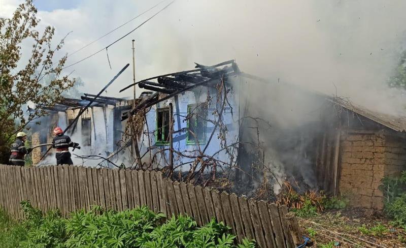 Incendiu! Casă distrusă de foc la Brăești
