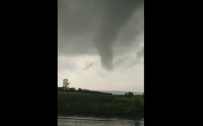 Fenomen meteo neobișnuit! Început de tornadă filmat în județul Botoșani