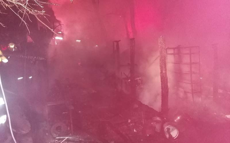 Tragedie la Botoșani! Un bărbat a decedat iar soția acestuia este la spital după ce le-a luat foc casa – FOTO