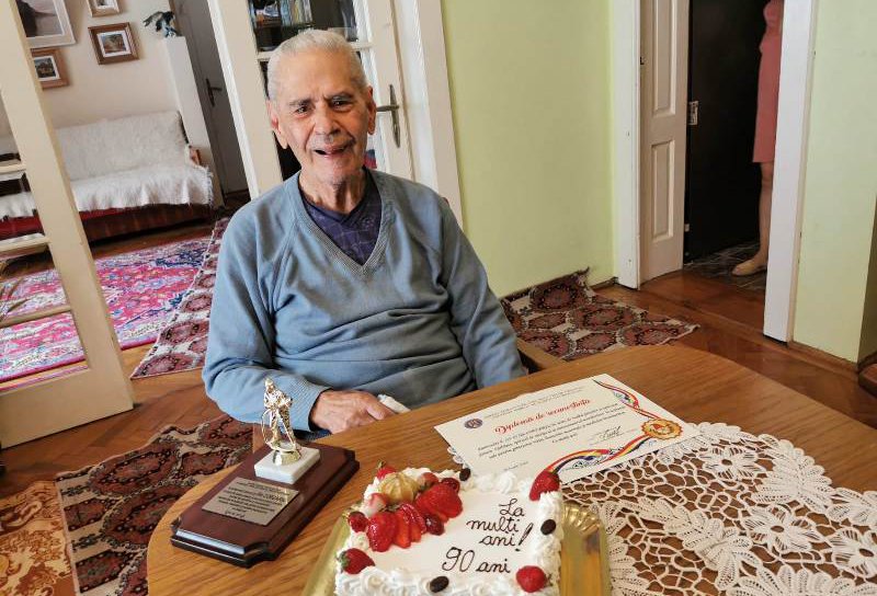Unul din cei mai longevivi pompieri din Botoșani, sărbătorit la 90 de ani - FOTO
