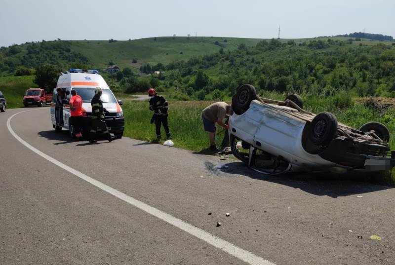 Accident! Un șofer botoșănean s-a urcat beat la volan, după care s-a răsturnat într-un șanț - FOTO