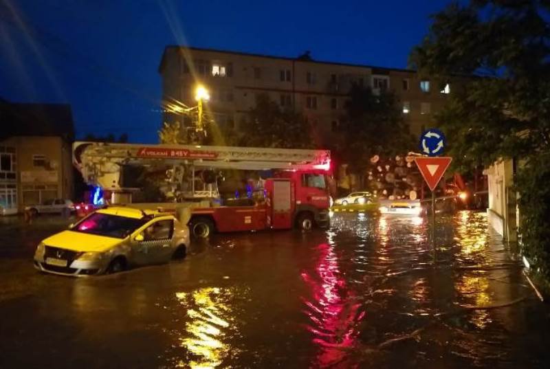 Ploaie torențială la Botoșani! Străzi inundate, copaci rupți și acoperișuri luate de vijelie - FOTO