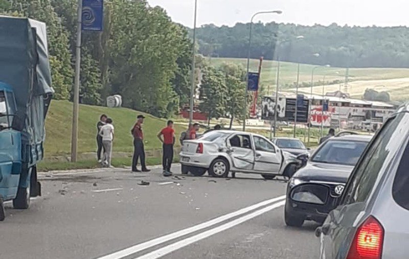 Impact violent între două autoturisme la ieșirea din Botoșani spre Suceava