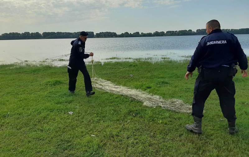 Peste 400 de metri de plase de pescuit și 50 kg de pește, deținute ilegal, confiscate de Jandarmii botoșăneni - FOTO